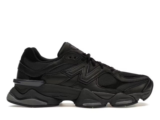 Triple black New Balance